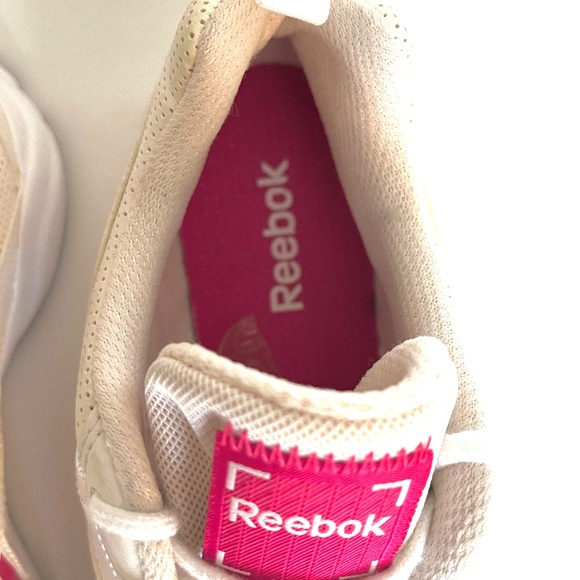 !! - Reebok Sneakers Size 8 in like New Condition - Picture 2 of 10